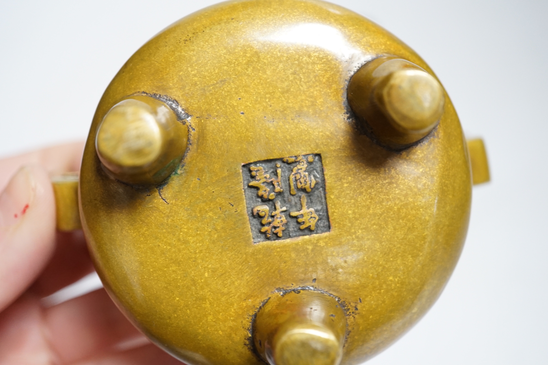A Chinese bronze censer and a hardstone snuff bottle, 7.5cm